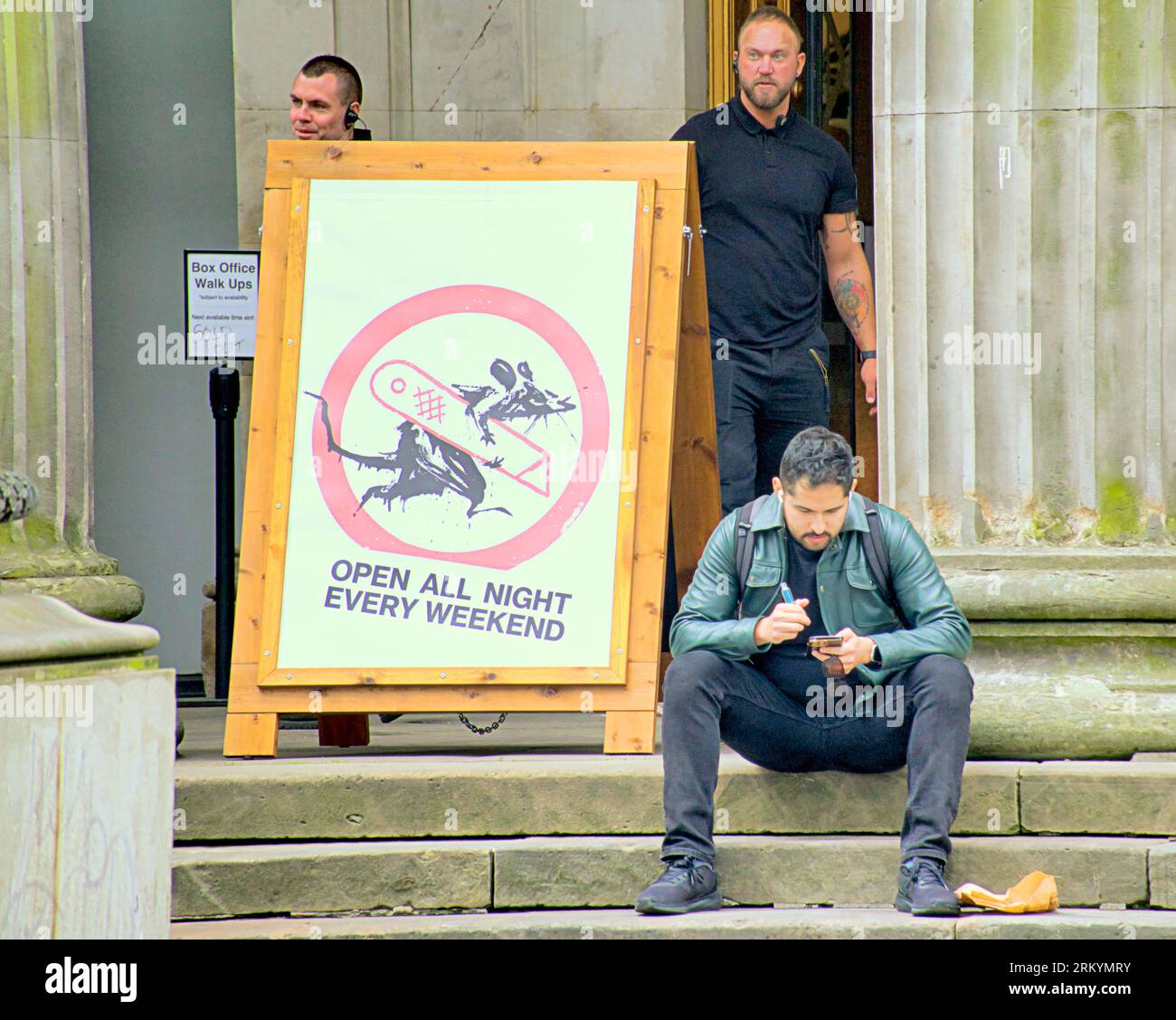 Glasgow, Écosse, Royaume-Uni. 26 août 2023. Météo britannique : l'exposition Banksy à guichets fermés est maintenant ouverte nuit et matin jusqu'à 5h du matin tout en inondant la ville avec des sacs fourre-tout disponibles uniquement pour les détenteurs de billets. Ensoleillé dans la ville a vu les touristes de fourmis locales tirer le meilleur parti du centre-ville. Crédit Gerard Ferry/Alamy Live News Banque D'Images