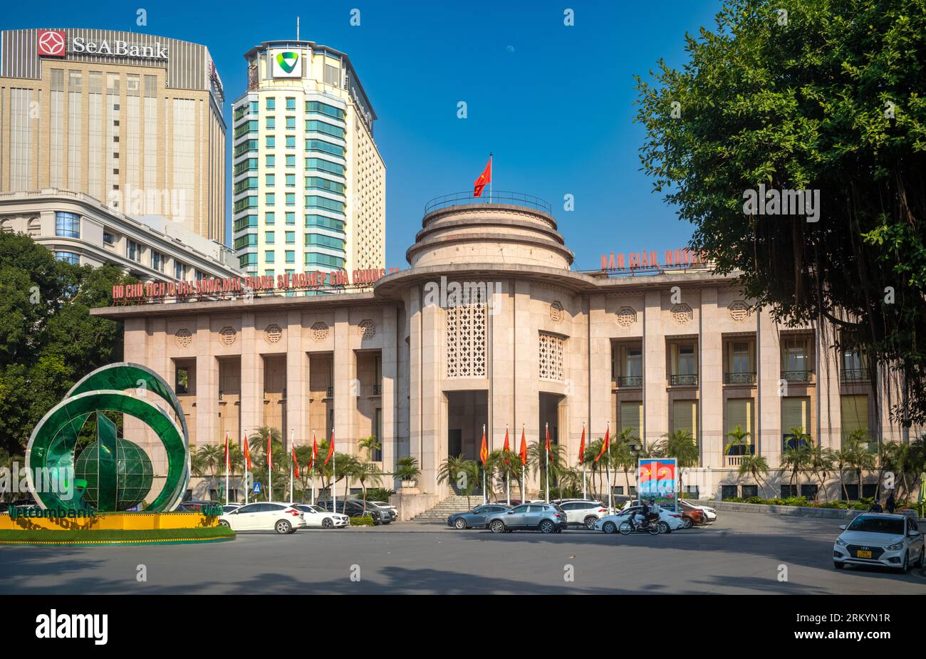 La Banque d'État du Vietnam a vu en fin d'après-midi avec des immeubles de grande hauteur appartenant à d'autres banques se lever derrière à Hanoi, Vietnam. Le bâtiment Banque D'Images