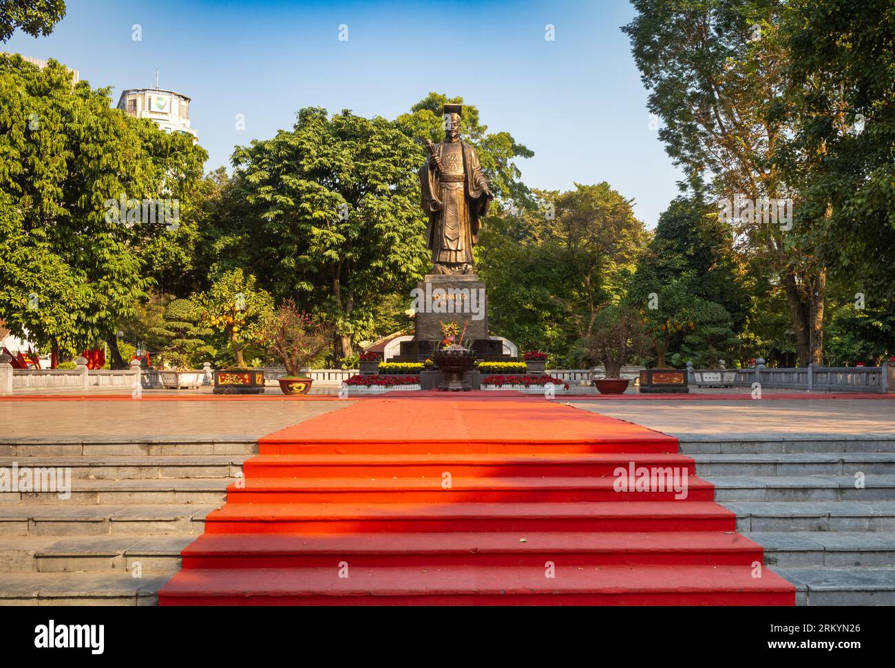 La statue emblématique du roi vietnamien vénéré le Thai To qui a vécu de 974 à 1028 à côté du lac Hoan Kiem dans le centre de Hanoi, Vietnam. Le parc autour de t Banque D'Images