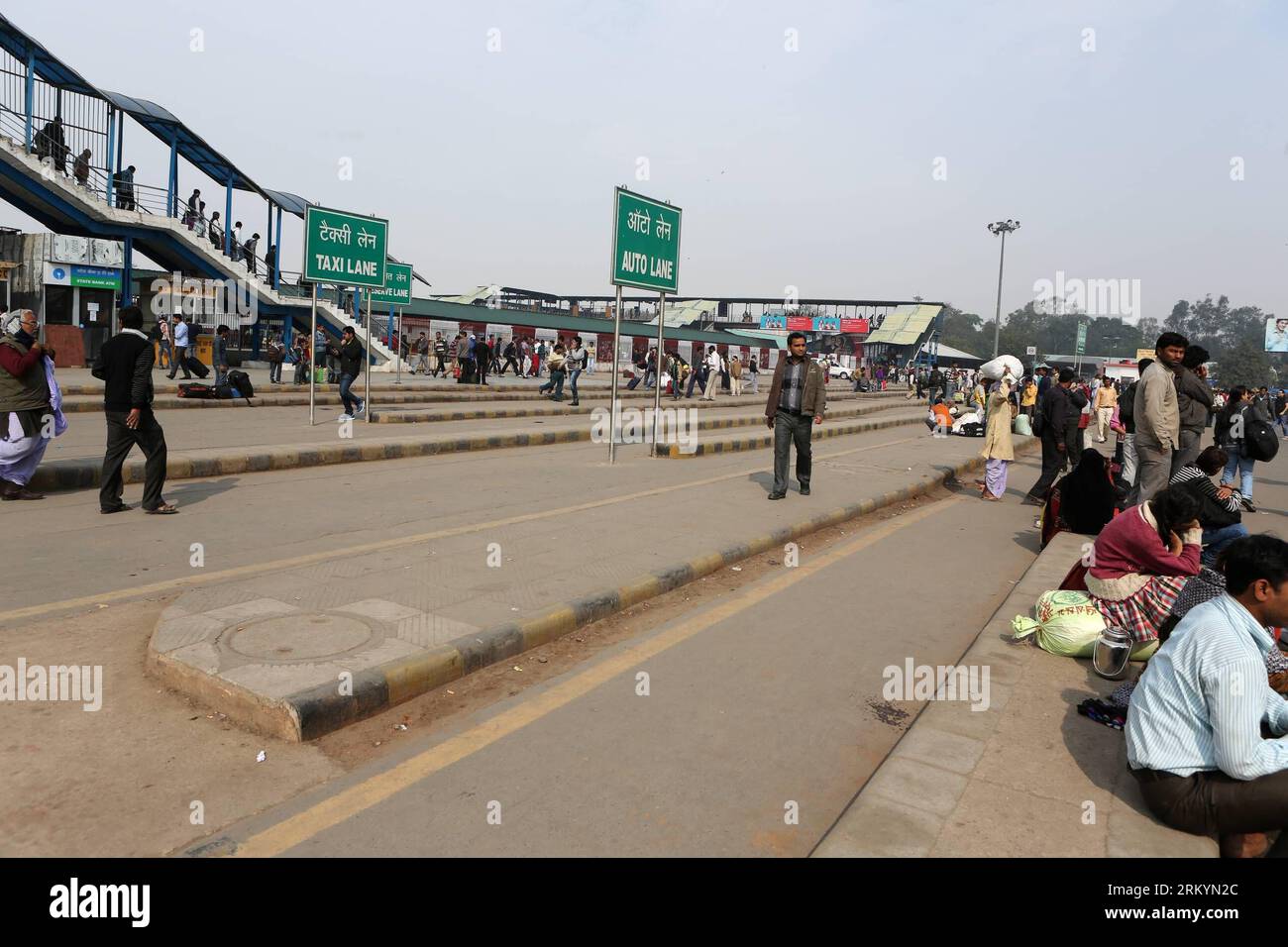 Bildnummer : 59255188 Datum : 21.02.2013 Copyright : imago/Xinhua (Xinhua) -- NEW DELHI, 21 février 2013 (Xinhua) -- une photo prise le 21 février 2013 montre une station de pousse-pousse automatique à l'extérieur de la gare de New Delhi à New Delhi, en Inde. Une grève nationale de deux jours par les syndicats de travailleurs, qui a débuté mercredi, a perturbé la vie normale dans toute l'Inde, les transports publics étant restés en dehors des routes dans presque toutes les villes, y compris la capitale nationale et le centre financier Mumbai. (Xinhua/Li Yigang)(rh) INDIA-NEW DELHI-STRIKE PUBLICATIONxNOTxINxCHN Gesellschaft Verkehr Bahnhof Bahn Streik x0x xdd premiumd 2013 quer 59255188 D Banque D'Images
