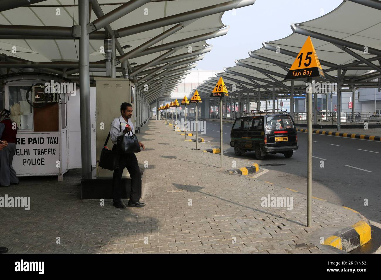 Bildnummer : 59255189 Datum : 21.02.2013 Copyright : imago/Xinhua (Xinhua) -- NEW DELHI, 21 février 2013 (Xinhua) -- une photo prise le 21 février 2013 montre une station de taxi à l'extérieur de l'aéroport international Gandhi de l'Inde à New Delhi, en Inde. Une grève nationale de deux jours par les syndicats de travailleurs, qui a débuté mercredi, a perturbé la vie normale dans toute l'Inde, les transports publics étant restés en dehors des routes dans presque toutes les villes, y compris la capitale nationale et le centre financier Mumbai. (Xinhua/Li Yigang)(rh) INDIA-NEW DELHI-STRIKE PUBLICATIONxNOTxINxCHN Gesellschaft Verkehr Bahnhof Bahn Streik x0x xdd premiumd 2013 quer 59255189 Da Banque D'Images