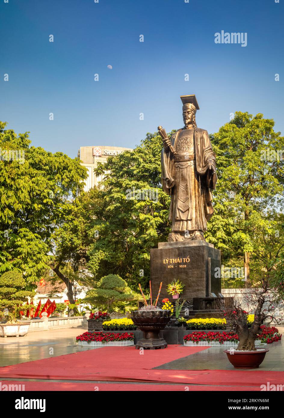 La statue emblématique du roi vietnamien vénéré le Thai To qui a vécu de 974 à 1028 à côté du lac Hoan Kiem dans le centre de Hanoi, Vietnam. Le parc autour de t Banque D'Images