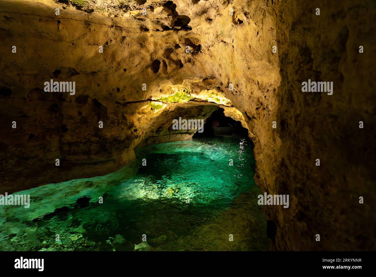 Grotte du lac Tapolca en Hongrie à côté du lac Balaton belle aventure en bateau dans la grotte. Banque D'Images