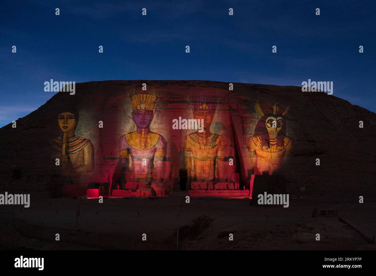 La photo prise le 21 février 2013 montre le spectacle son et lumière au temple Abu Simbel de l'ancien roi égyptien Ramsès II à Assouan, en Égypte. (Xinhua/Qin Haishi) ÉGYPTE-ASSOUAN-ABU SIMBEL TEMPLE PUBLICATIONxNOTxINxCHN Banque D'Images