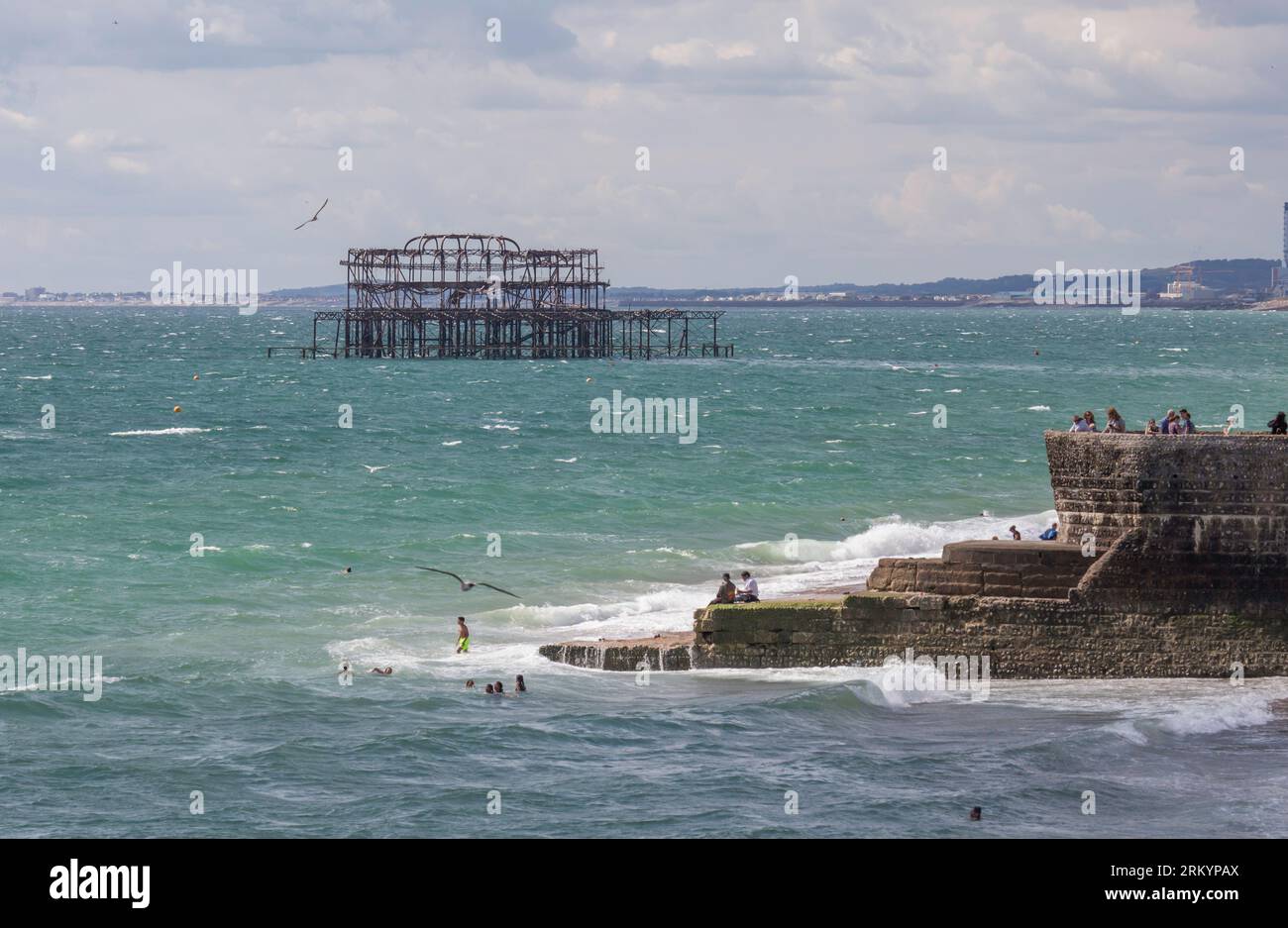 Vestiges de Brighton West Pier par une journée ensoleillée Banque D'Images