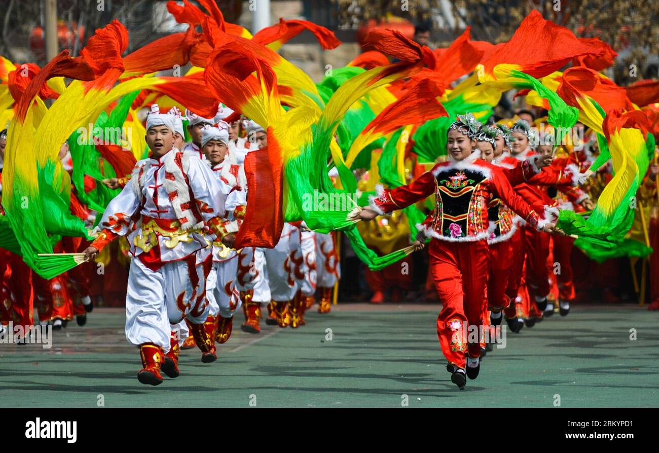 Bildnummer : 59262100 Datum : 23.02.2013 Copyright : imago/Xinhua (130223) -- YAN AN, 23 février 2013 (Xinhua) -- des danseurs de Yangge se produisent lors d'une parade du Festival du printemps dans le comté d'Ansai de Yan an an, province du Shaanxi au nord-ouest de la Chine, le 23 février 2013. Ansai est connu pour son tambour de taille et ses danses Yangge (littéralement Rice Sprout Song). (Xinhua/Liu Xiao) (lmm) CHINA-SHAANXI-YAN AN AN-SPRING FESTIVAL-PARADE (CN) PUBLICATIONxNOTxINxCHN Gesellschaft Kultur Umzug Straßenumzug x0x xds 2013 quer 59262100 Date 23 02 2013 Copyright Imago XINHUA Yan à février 23 2013 les danseurs de XINHUA Yangge se produisent pendant un F de printemps Banque D'Images