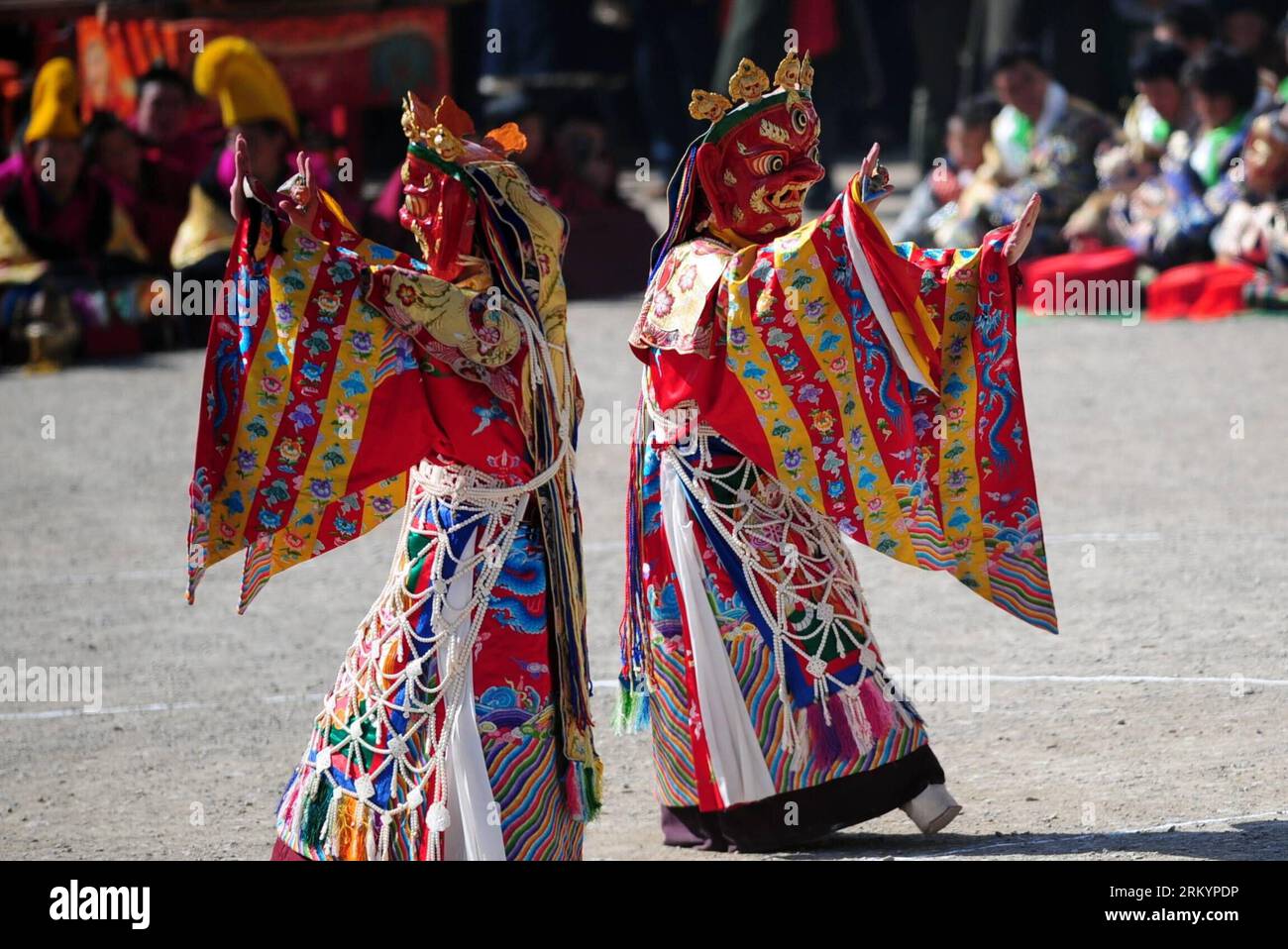 Bildnummer : 59262324 Datum : 23.02.2013 Copyright : imago/Xinhua (130223) -- XIAHE, 23 février 2013 (Xinhua) -- des artistes dansent au monastère de Labrang dans le comté de Xiahe, province du Gansu, dans le nord-ouest de la Chine, 23 février 2013. Le spectacle de danse bouddhiste, qui raconte des histoires religieuses, a eu lieu chaque année le 14e jour du premier mois du calendrier lunaire chinois. (Xinhua/Zhang Meng) (ry) CHINE-GANSU-LABRANG MONASTÈRE-DANSE BOUDDHISTE (CN) PUBLICATIONxNOTxINxCHN Gesellschaft Glaube religion Umzug Straßenumzug Premiumd x0x xds 2013 quer 59262324 Date 23 02 2013 Copyright Imago XINHUA Xiahe Fe Banque D'Images