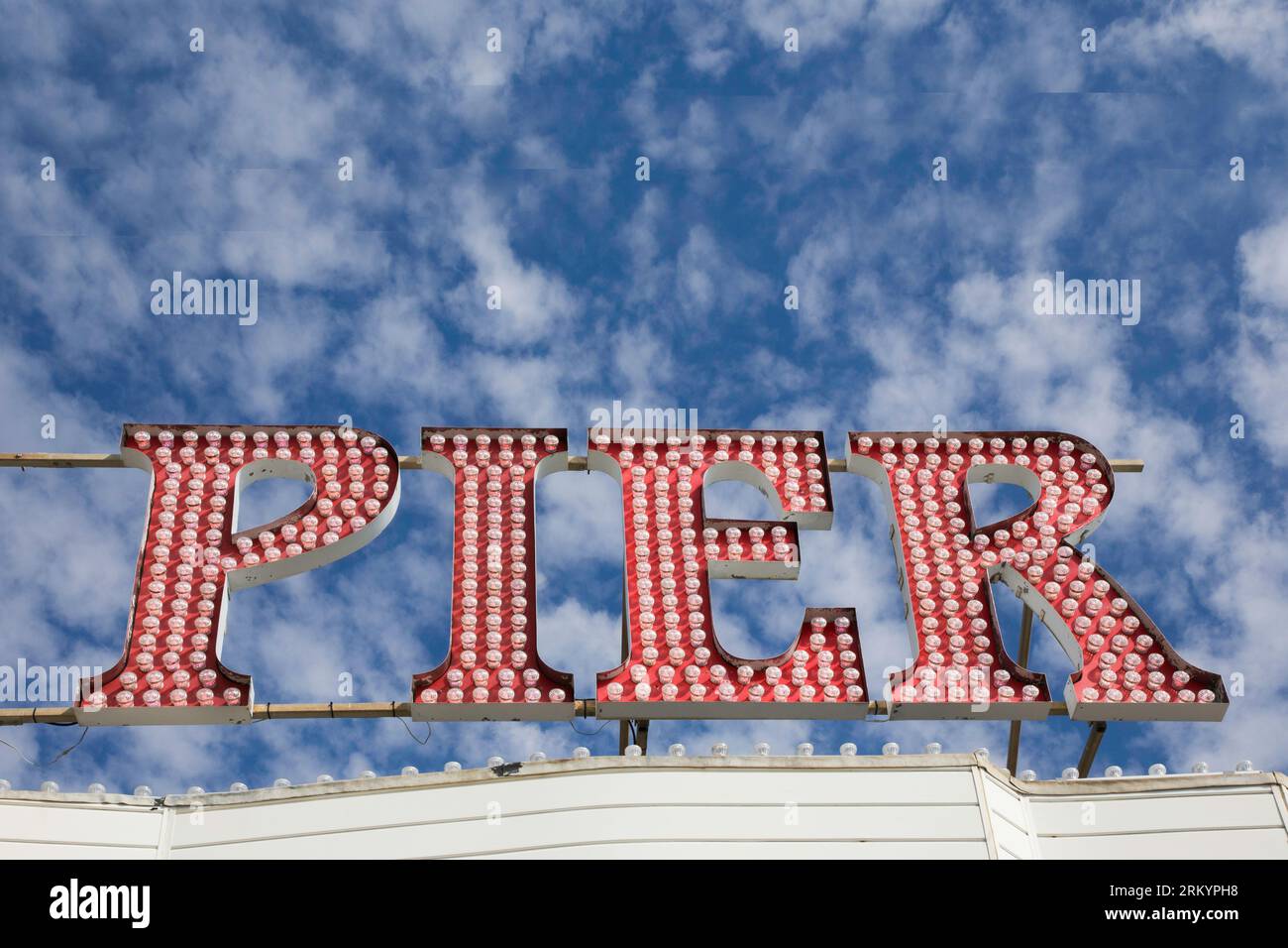 Enseigne néon Brighton Pier avec ciel bleu vif Banque D'Images