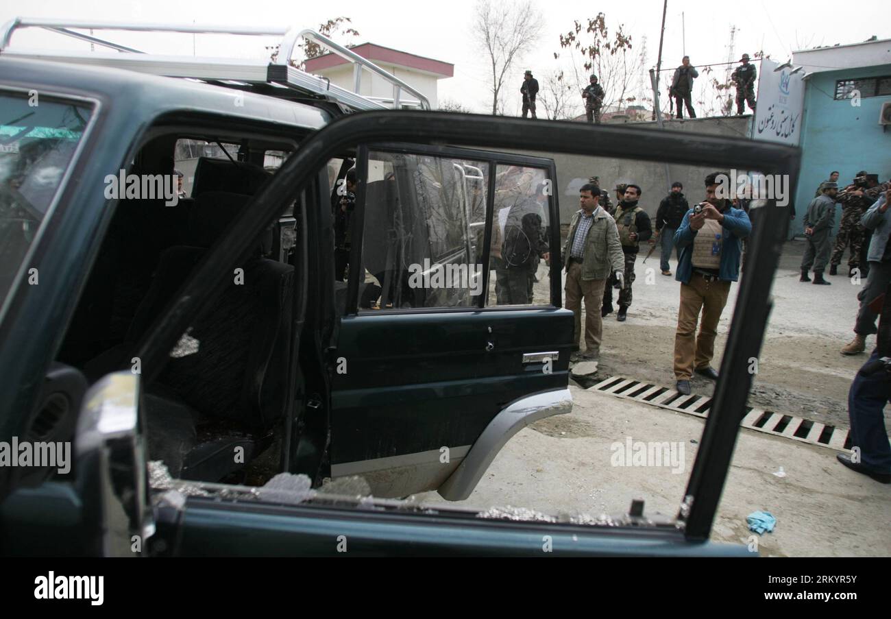 Bildnummer : 59264674 Datum : 24.02.2013 Copyright : imago/Xinhua (130224) -- KABOUL, 24 février 2013 (Xinhua) -- les forces de sécurité afghanes sont vues autour d'un bombardier à voiture dans le quartier de Shirpoor à Kaboul, Afghanistan, le 24 février 2013. Les forces de sécurité afghanes ont abattu deux futurs kamikazes dimanche matin, déjouant ainsi une attaque terroriste dans la région de Shirpoor, une enclave diplomatique dans la capitale Kaboul, a déclaré la police. (Xinhua/Ahmad Massoud)(dtf) AFGHANISTAN-KABOUL-SUICIDE BOMB-PREVENTION PUBLICATIONxNOTxINxCHN Gesellschaft Politik Terror Anschlag Terroranschlag bombe Bombenanschlag Selbstmordanschlag premiumd x0x xd Banque D'Images