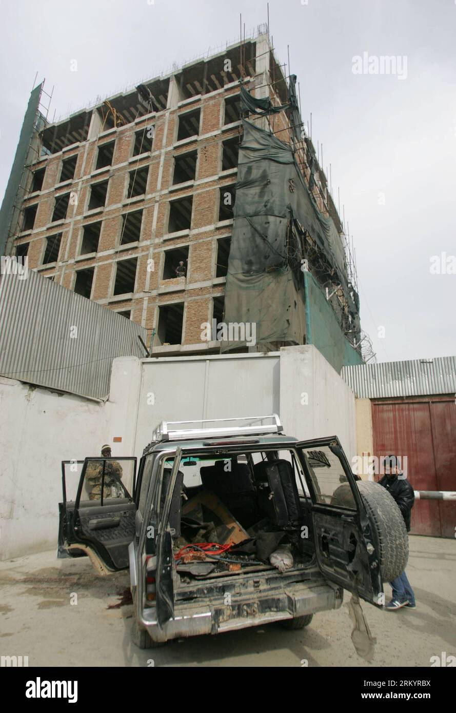 Bildnummer : 59264675 Datum : 24.02.2013 Copyright : imago/Xinhua (130224) -- KABOUL, 24 février 2013 (Xinhua) -- Une voiture utilisée comme attentat suicide à la bombe a été vue dans le quartier de Shirpoor à Kaboul, Afghanistan, le 24 février 2013. Les forces de sécurité afghanes ont abattu deux futurs kamikazes dimanche matin, déjouant ainsi une attaque terroriste dans la région de Shirpoor, une enclave diplomatique dans la capitale Kaboul, a déclaré la police. (Xinhua/Ahmad Massoud)(dtf) AFGHANISTAN-KABOUL-PRÉVENTION DES ATTENTATS-SUICIDES PUBLICATIONxNOTxINxCHN Gesellschaft Politik Terror Anschlag Terroranschlag bombe Bombenanschlag Selbstmordanschlag premiumd x0x xds 2013 h Banque D'Images