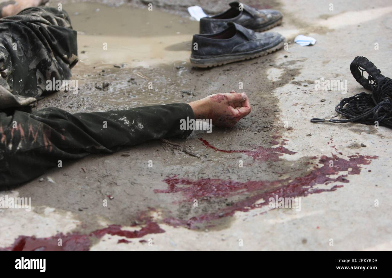 Bildnummer : 59264676 Datum : 24.02.2013 Copyright : imago/Xinhua (130224) -- KABOUL, 24 février 2013 (Xinhua) -- Un cadavre d'un kamikaze repose sur le sol dans le quartier Shirpoor de Kaboul, Afghanistan, le 24 février 2013. Les forces de sécurité afghanes ont abattu deux futurs kamikazes dimanche matin, déjouant ainsi une attaque terroriste dans la région de Shirpoor, une enclave diplomatique dans la capitale Kaboul, a déclaré la police. (Xinhua/Ahmad Massoud)(dtf) AFGHANISTAN-KABOUL-PRÉVENTION DES ATTENTATS-SUICIDES PUBLICATIONxNOTxINxCHN Gesellschaft Politik Terror Anschlag Terroranschlag bombe Bombenanschlag Selbstmordanschlag premiumd x0x xds 2 Banque D'Images