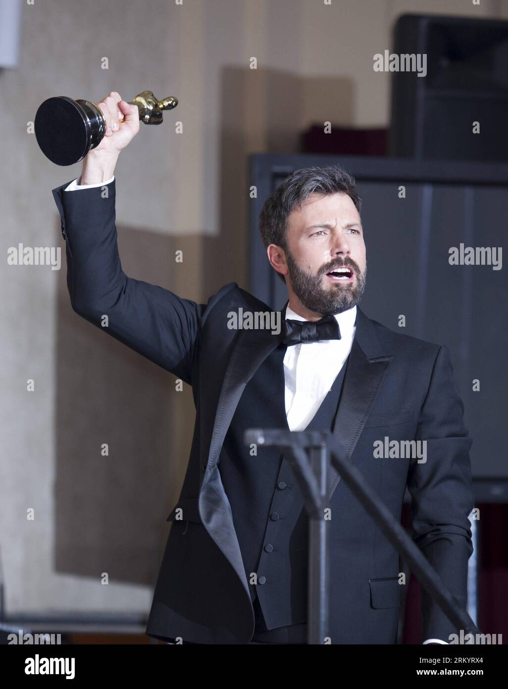 LOS ANGELES, Ben Affleck pose avec son Oscar du meilleur film pour Argo lors de la 85e cérémonie des Academy Awards à Hollywood, Californie, États-Unis, le 24 février 2013. Xinhua/Yang Lei dzl US-HOLLYWOOD-OSCAR-ACADEMY AWARDS PUBLICATIONxNOTxINxCHN Banque D'Images