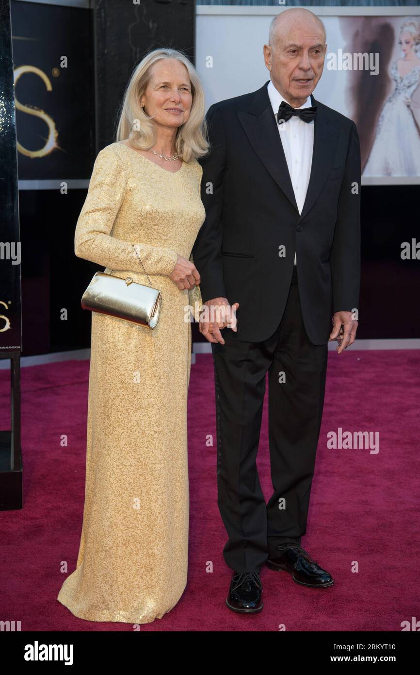 LOS ANGELES, Alan Arkin et sa femme arrivent aux Oscars au Dolby Theatre à Hollywood, Californie, États-Unis, le 24 février 2013. (Xinhua/Sara Wood) US-HOLLYWOOD-OSCAR-ACADEMY AWARDS PUBLICATIONxNOTxINxCHN Banque D'Images