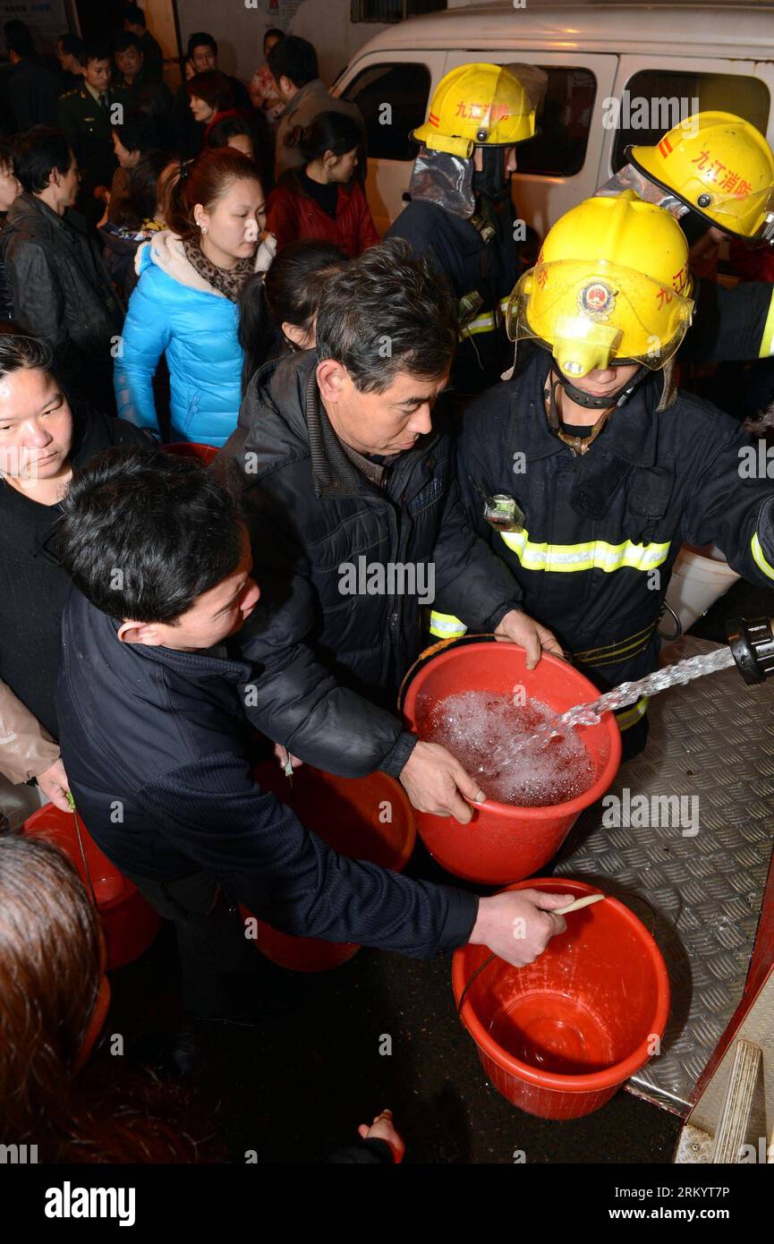 Bildnummer: 59270062  Datum: 25.02.2013  Copyright: imago/Xinhua (130225) -- NANCHANG, Feb. 25, 2013 (Xinhua) -- Residents collect water from fire trucks in Yongxiu County, east China s Jiangxi Province, Feb. 25, 2013. Tap water for 60,000 was cut off Monday due to the pollution of a water source. An initial investigation blamed the pollution on an upstream oil pipeline leak. The pipeline has been shut down and the leak has been sealed. (Xinhua/Song Zhenping) (mp) CHINA-JIANGXI-NANCHANG-WATER POLLUTION (CN) PUBLICATIONxNOTxINxCHN Gesellschaft Wasser Wasserversorgung Rohrbruch x0x xac 2013 hoch Banque D'Images