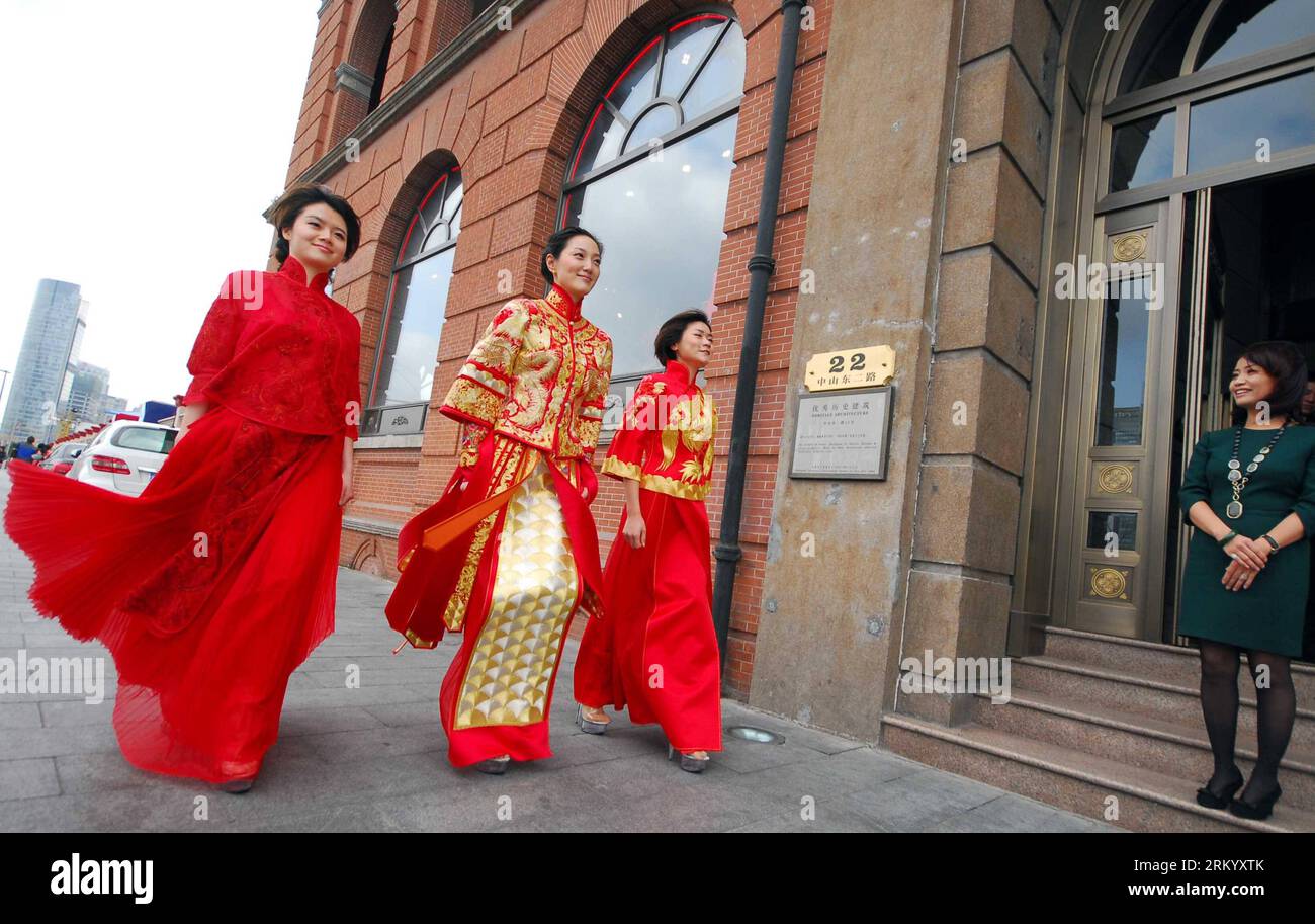 Bildnummer : 59292821 Datum : 02.03.2013 Copyright : imago/Xinhua (130302) -- SHANGHAI, 2 mars 2013 (Xinhua) -- la créatrice chinoise Guo Pei (R) regarde une exposition de robes de mariée devant le numéro 22 Waitan à Shanghai, dans l'est de la Chine, le 2 mars 2013. Une exposition de robes de mariée a été organisée par Guo Pei, le propriétaire du magasin phare Chinese bride et également un designer de renom qui a créé des robes de cérémonie pour le gala du Festival de printemps de CCTV et les Jeux olympiques de Beijing 2008. (Xinhua/Zhang Ming) (mp) CHINE-SHANGHAI-GUO Pei-EXPOSITION DE ROBE DE MARIÉE (CN) PUBLICATIONxNOTxINxCHN Entertainment Kultur Modenschau Hochzeit mode soutien-gorge Banque D'Images