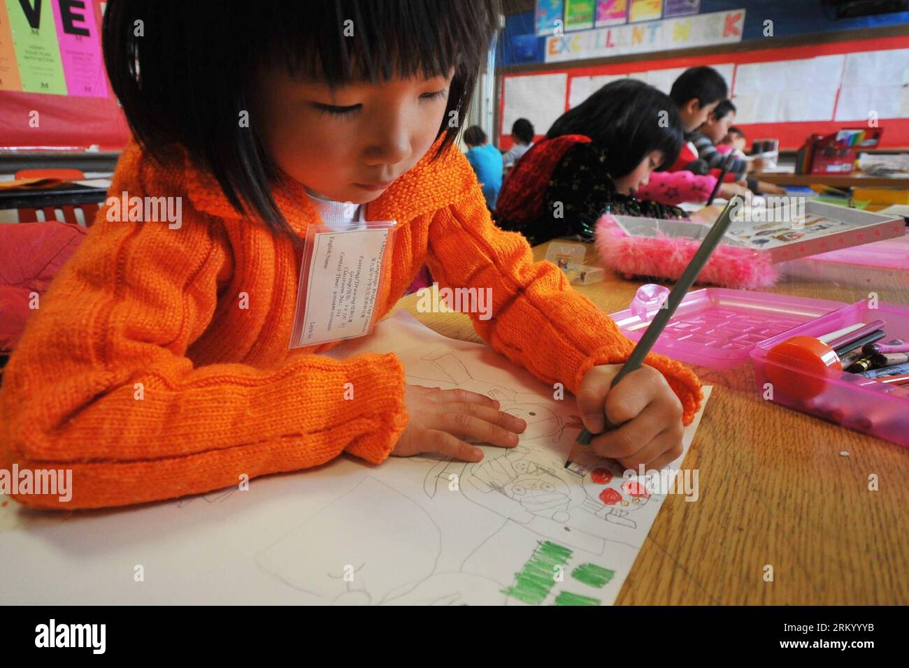 Bildnummer : 59295309 Datum : 03.03.2013 Copyright : imago/Xinhua (130303) -- SAN FRANCISCO, 3 mars 2013 (Xinhua) -- Un étudiant participe au concours de dessin de la 9e coupe de pont de langue chinoise à San Francisco, aux États-Unis, le 3 mars 2013. Organisé par l'Institut Confucius de l'Université d'État de San Francisco et le district scolaire unifié de San Francisco, le concours a débuté samedi avec la participation de quelque 1 400 étudiants. (Xinhua/Liu Yilin) (zf) U.S.-SAN FRANCISCO-CHINA LANGUAGE BRIDGE CUP CONCOURS PUBLICATIONxNOTxINxCHN Gesellschaft Schule Schüler Kinder Malerei We Banque D'Images