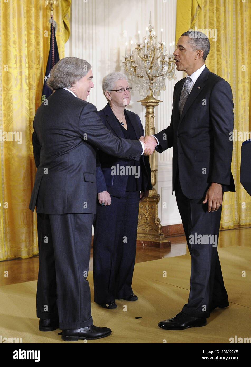Bildnummer : 59299647 Datum : 04.03.2013 Copyright : imago/Xinhua (130304) -- WASHINGTON D.C., 4 mars 2013 (Xinhua) -- le président américain Barack Obama (à droite) serre la main du scientifique du MIT Ernest Moniz (à gauche) et de l'administratrice adjointe de l'EPA Gina McCarthy lors d'une cérémonie de nomination dans la salle est de la Maison Blanche à Washington D.C., capitale des États-Unis, le 4 mars 2013. Obama a annoncé lundi qu'il avait choisi Ernest Moniz pour être son prochain secrétaire à l'énergie, et Gina McCarthy pour diriger l'Agence de protection de l'environnement (EPA). (Xinhua/Zhang Jun) PUBLICATION US-WASHINGTON-POLITCIS-OBAMA-NOMINATION Banque D'Images