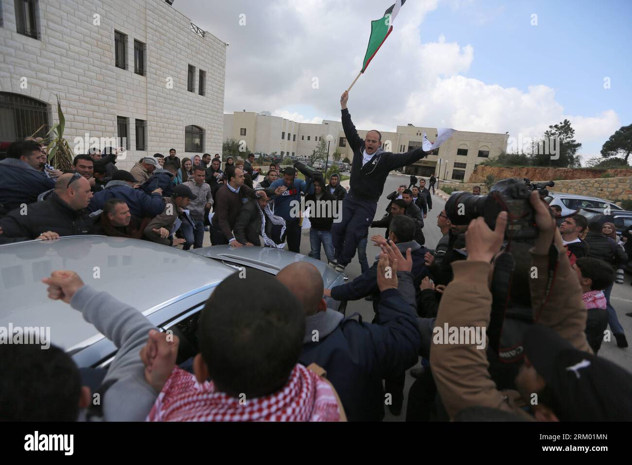 Bildnummer : 59305583 Datum : 05.03.2013 Copyright : imago/Xinhua (130305) -- RAMALLAH, le 5 mars 2013 (Xinhua) -- la voiture du consul général britannique à Jérusalem Sir Vincent Fean est entourée par des étudiants palestiniens sur le campus de l'Université Birzeit à Ramallah, en Cisjordanie, le 5 mars 2013. Mardi, des étudiants palestiniens ont empêché Sir Vincent Fean de prononcer un discours dans leur université de Cisjordanie. (Xinhua/Fadi Arouri)(zjl) MIDEAST-RAMALLAH-UK-CONSUL PUBLICATIONxNOTxINxCHN People Politik Protest Studenten Universität Vortrag premiumd x0x xmb 2013 quer 59305583 Date 05 03 2013 Copyrig Banque D'Images