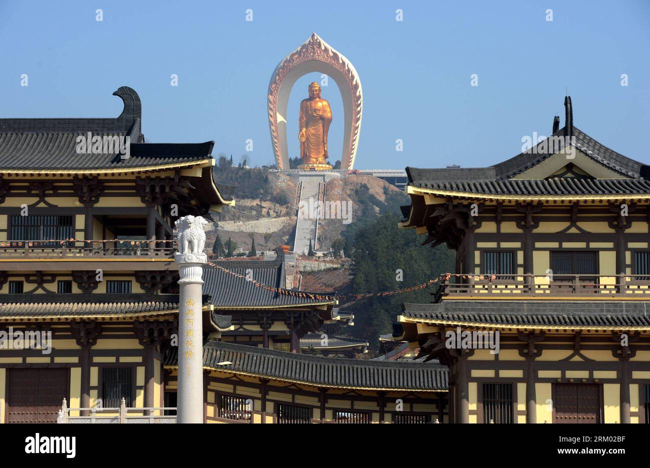 Bildnummer : 59306980 Datum : 06.03.2013 Copyright : imago/Xinhua (130306) -- XINGZI, 6 mars 2013 (Xinhua) -- la statue du Bouddha Donglin est vue au temple Donglin dans le comté de Xingzi de la ville de Jiujiang, province du Jiangxi, dans l'est de la Chine, le 6 mars 2013. La statue en bronze du Bouddha Amitabha, qui mesure 48 mètres de haut, est considérée comme la plus haute de son genre dans le monde. Le projet, d'un coût total d'environ 1 milliards de yuans (161 millions de dollars américains), a été pratiquement achevé. Il a été entièrement financé par des dons privés. (Xinhua/Song Zhenping) (ry) CHINA-JIANGXI-DONGLIN-BUDDHA STATUE (CN) Banque D'Images