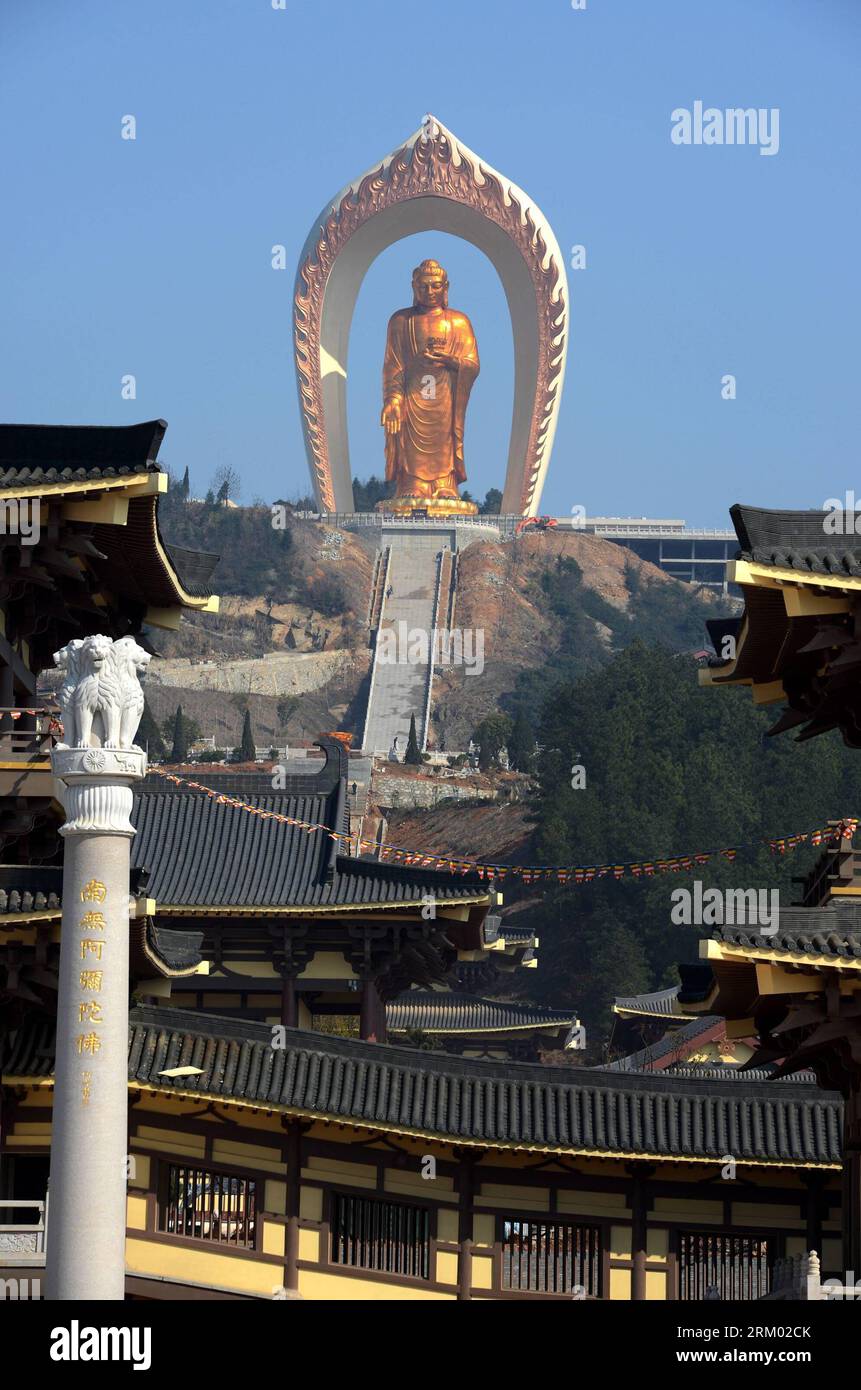 Bildnummer : 59306985 Datum : 06.03.2013 Copyright : imago/Xinhua (130306) -- XINGZI, 6 mars 2013 (Xinhua) -- la statue du Bouddha Donglin est vue au temple Donglin dans le comté de Xingzi de la ville de Jiujiang, province du Jiangxi, dans l'est de la Chine, le 6 mars 2013. La statue en bronze du Bouddha Amitabha, qui mesure 48 mètres de haut, est considérée comme la plus haute de son genre dans le monde. Le projet, d'un coût total d'environ 1 milliards de yuans (161 millions de dollars américains), a été pratiquement achevé. Il a été entièrement financé par des dons privés. (Xinhua/Song Zhenping) (ry) CHINA-JIANGXI-DONGLIN-BUDDHA STATUE (CN) Banque D'Images