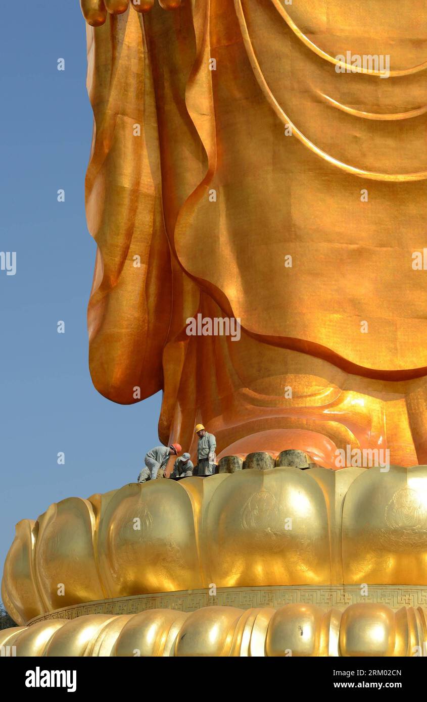 Bildnummer : 59306979 Datum : 06.03.2013 Copyright : imago/Xinhua (130306) -- XINGZI, 6 mars 2013 (Xinhua) -- des ouvriers ont plaqué or pour la statue de Bouddha Donglin au temple Donglin dans le comté de Xingzi de la ville de Jiujiang, province de Jiangxi, dans l'est de la Chine, 6 mars 2013. La statue en bronze du Bouddha Amitabha, qui mesure 48 mètres de haut, est considérée comme la plus haute de son genre dans le monde. Le projet, d'un coût total d'environ 1 milliards de yuans (161 millions de dollars américains), a été pratiquement achevé. Il a été entièrement financé par des dons privés. (Xinhua/Song Zhenping) (ry) CHINA-JIANGXI-DONGLIN-BUDD Banque D'Images
