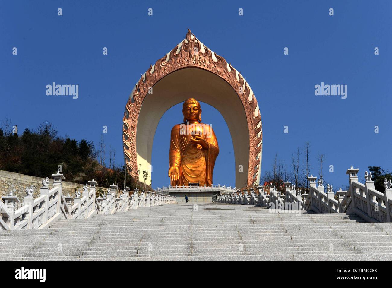 Bildnummer : 59306981 Datum : 06.03.2013 Copyright : imago/Xinhua (130306) -- XINGZI, 6 mars 2013 (Xinhua) -- la statue du Bouddha Donglin est vue au temple Donglin dans le comté de Xingzi de la ville de Jiujiang, province du Jiangxi, dans l'est de la Chine, le 6 mars 2013. La statue en bronze du Bouddha Amitabha, qui mesure 48 mètres de haut, est considérée comme la plus haute de son genre dans le monde. Le projet, d'un coût total d'environ 1 milliards de yuans (161 millions de dollars américains), a été pratiquement achevé. Il a été entièrement financé par des dons privés. (Xinhua/Song Zhenping) (ry) CHINA-JIANGXI-DONGLIN-BUDDHA STATUE (CN) Banque D'Images