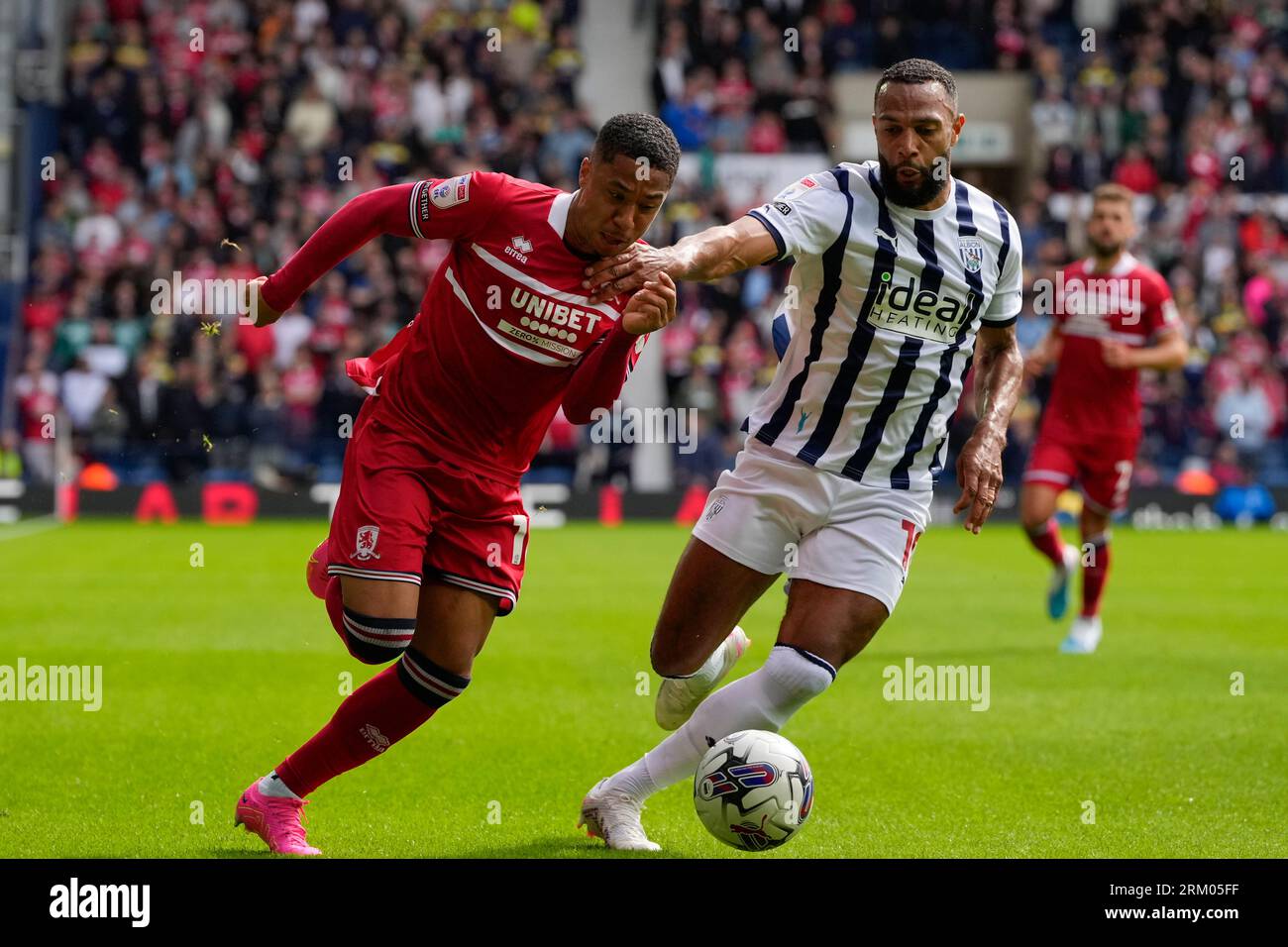 Matt Phillips #10 de West Bromwich Albion concourt pour le ballon avec Samuel Silvera #18 de Middlesbrough lors du Sky Bet Championship Match West Bromwich Albion vs Middlesbrough aux Hawthorns, West Bromwich, Royaume-Uni, le 26 août 2023 (photo de Steve Flynn/News Images) Banque D'Images