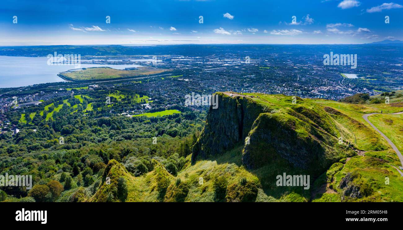 Vue aérienne Cave Hill surplombant Belfast et Belfast Lough, comté d'Antrim Irlande du Nord Banque D'Images