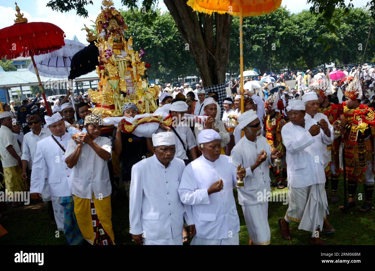 Bildnummer : 59330705 Datum : 10.03.2013 Copyright : imago/Xinhua (130310) -- SURABAYA, 10 mars 2013 (Xinhua) -- les hindous balinais de Surabaya se rendent au temple de la cérémonie Melasti à Surabaya, Indonésie, le 10 mars 2013. Les hindous balinais de Surabaya se préparent à célébrer le jour du silence, ou Nyepi, le 12 mars. Nyepi marque le début du nouvel an Saka hindou balinais, au cours duquel les fidèles hindous observent une journée de silence, de jeûne et de méditation. (Xinhua/M. R. Hidayat) INDONÉSIE-SURABAYA-HINDOUISME BALINAIS-FESTIVAL PUBLICATIONxNOTxINxCHN Gesellschaft Kultur religion Hinduismus Fest Ta Banque D'Images