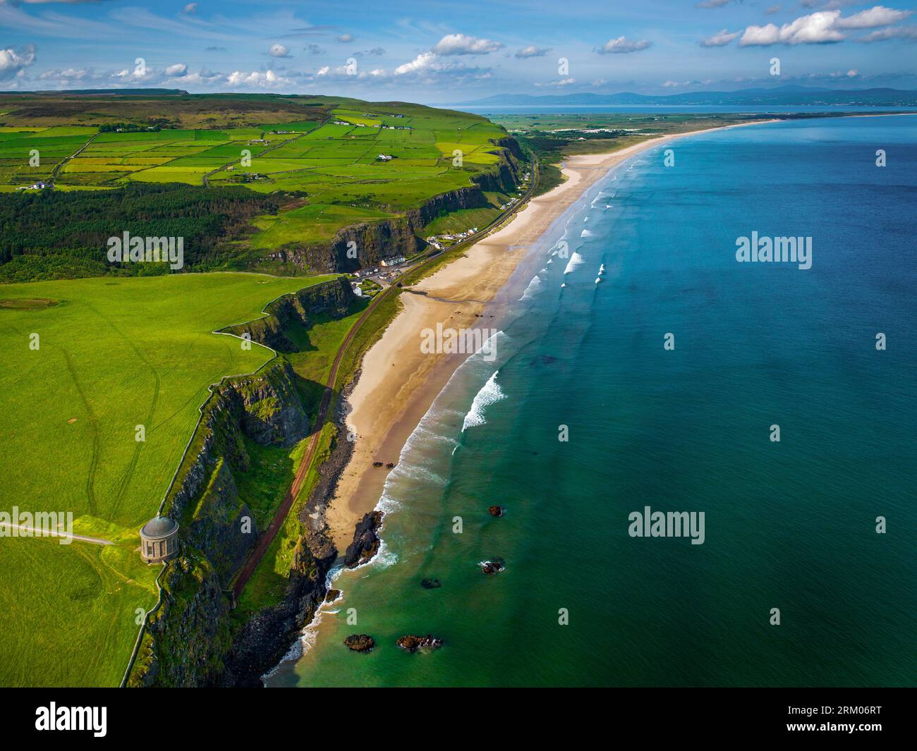 Aerial of Mussenden Temple, Downhill, County Londonderry, Irlande du Nord Banque D'Images