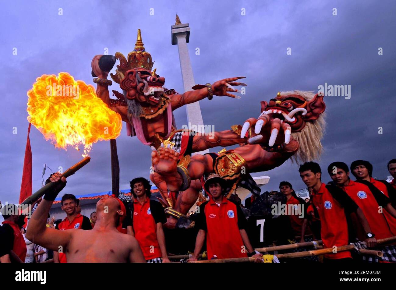 Bildnummer : 59335109 Datum : 11.03.2013 Copyright : imago/Xinhua (130311) -- JAKARTA, 11 mars 2013 (Xinhua) -- Un homme joue avec le feu tandis que des hindous balinais portent des effigies géantes nommées Ogoh-ogoh lors d'un défilé un jour avant le jour du Silence, ou Nyepi, à Jakarta, Indonésie, le 11 mars, 2013. Nyepi marque le début du nouvel an balinais hindou Saka, au cours duquel les fidèles hindous observent une journée de silence, de jeûne et de méditation. (Xinhua/Agung Kuncahya B.) (dzl) INDONÉSIE-JAKARTA-HINDOUISME BALINAIS-FESTIVAL PUBLICATIONxNOTxINxCHN Kultur x0x xmb 2013 quer 59335109 Date 11 03 2013 Copyright Banque D'Images