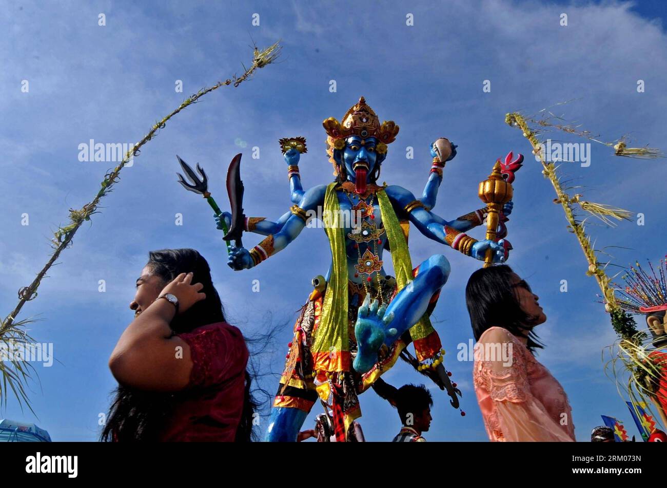Bildnummer : 59335108 Datum : 11.03.2013 Copyright : imago/Xinhua (130311) -- JAKARTA, 11 mars 2013 (Xinhua) -- Une effigie géante nommée Ogoh-ogoh est vue lors d'un défilé la veille du jour du Silence, ou Nyepi, à Jakarta, Indonésie, le 11 mars, 2013. Nyepi marque le début du nouvel an balinais hindou Saka, au cours duquel les fidèles hindous observent une journée de silence, de jeûne et de méditation. (Xinhua/Agung Kuncahya B.) (dzl) INDONÉSIE-JAKARTA-HINDOUISME BALINAIS-FESTIVAL PUBLICATIONxNOTxINxCHN Kultur x0x xmb 2013 quer 59335108 Date 11 03 2013 Copyright Imago XINHUA Jakarta Mars 11 2013 XINHU Banque D'Images