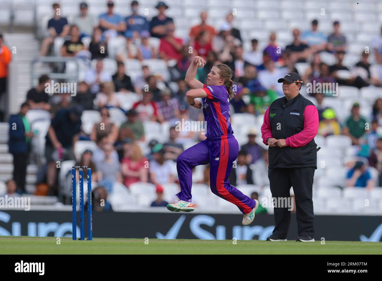 Londres, Royaume-Uni. 26 août 2023. Georgia Wareham du bowling Northern SuperChargers alors que les Northern SuperChargers affrontent le Welsh Fire dans l'éliminateur de cent femmes au Kia Oval. Crédit : David Rowe/Alamy Live News Banque D'Images