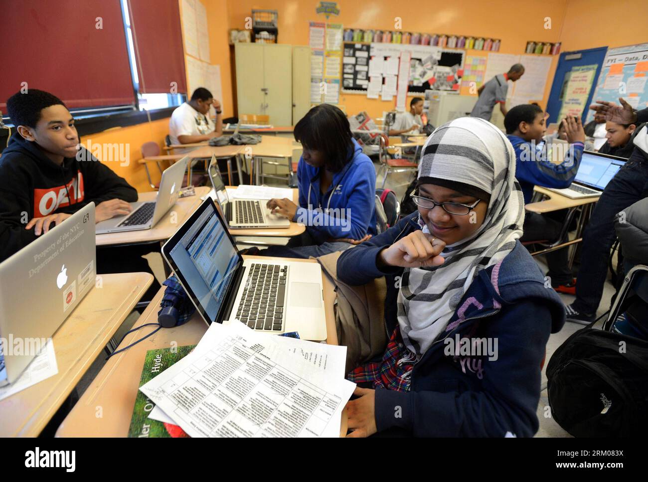 Bildnummer : 59342777 Datum : 12.03.2013 Copyright : imago/Xinhua (130312) -- NEW YORK, 12 mars 2013 (Xinhua) -- des élèves ont un cours d'anglais dans une école P-TECH de Brooklyn à New York, États-Unis, le 12 mars 2013. P-TECH (Pathways in Technology Early College High School) City College of Technology (City Tech) du système de la City University of New York (CUNY). IBM, qui a contribué à la création du programme P-TECH, offre P-TECH U.S.-NEW YORK-EDUCATION PUBLICATIONxNOTxINxCHN Gesellschaft Schule Bildung Kind Schüler Unterricht x1x xac 2013 quer 59342777 Date 12 03 2013 Copyright Imago Banque D'Images