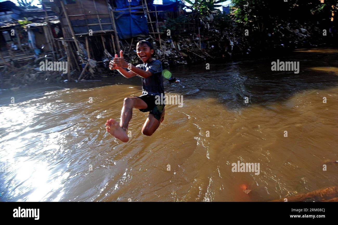 Bildnummer : 59344781 Datum : 13.03.2013 Copyright : imago/Xinhua (130313) -- JAKARTA, 13 mars 2013 (Xinhua) -- Un garçon saute dans la rivière Ciliwung dans un bidonville de Jakarta, Indonésie, le 13 mars 2013. Selon le ministère indonésien de l'Environnement, la rivière Ciliwung, longue de 119 kilomètres, qui coule de Bogor à la baie de Jakarta est l'une des rivières les plus polluées d'Indonésie. (Xinhua/Agung Kuncahya B.)(zjl) INDONESIA-JAKARTA-POLLUED RIVER-DAILY LIFE PUBLICATIONxNOTxINxCHN Gesellschaft Wasser Verschmutzung Umweltverschmutzung Abkühlung kurios xjh x0x premiumd 2013 quer 59344781 Date 13 03 Banque D'Images