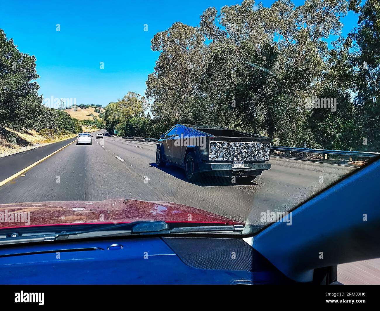 Californie, San Jose, USA - 08.23.2023 : Tesla Cybertruck sur la route entre San Jose et San Francisco. Banque D'Images