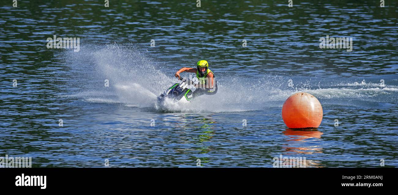 Jet ski / jetski / scooter nautique / motomarine / motomarine / PWC rider slaloming le long des bouées sur le lac Banque D'Images