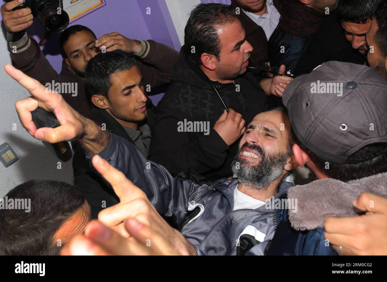 Bildnummer : 59366513 Datum : 17.03.2013 Copyright : imago/Xinhua (130317) -- GAZA, 17 mars 2013 (Xinhua) -- le prisonnier palestinien Ayman Sharawneh est transporté à son arrivée à l'hôpital al-Shifa dans la ville de Gaza, le 17 mars 2013. Sharawneh est arrivé dimanche dans la bande de Gaza pour son exil temporaire, mettant fin à ses 260 jours de grève de la faim pour protester contre sa détention. (Xinhua/Wissam Nassar) MIDEAST-GAZA-PRISONNIERS-GRÈVE DE LA FAIM PUBLICATIONxNOTxINxCHN Gesellschaft Politik Ankunft politischer Gefangener Freilassung Hungerstreik premiumd x0x xac 2013 quer 59366513 Date 17 03 2013 Copyright Imago XINHU Banque D'Images
