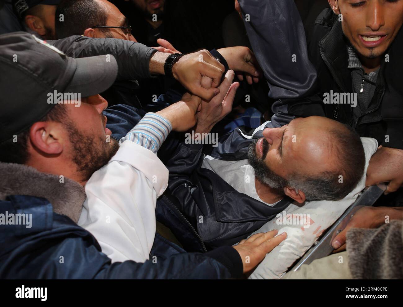Bildnummer : 59366514 Datum : 17.03.2013 Copyright : imago/Xinhua (130317) -- GAZA, 17 mars 2013 (Xinhua) -- le prisonnier palestinien Ayman Sharawneh est transporté à son arrivée à l'hôpital al-Shifa dans la ville de Gaza, le 17 mars 2013. Sharawneh est arrivé dimanche dans la bande de Gaza pour son exil temporaire, mettant fin à ses 260 jours de grève de la faim pour protester contre sa détention. (Xinhua/Wissam Nassar) MIDEAST-GAZA-PRISONNIERS-GRÈVE DE LA FAIM PUBLICATIONxNOTxINxCHN Gesellschaft Politik Ankunft politischer Gefangener Freilassung Hungerstreik premiumd x0x xac 2013 quer 59366514 Date 17 03 2013 Copyright Imago XINHU Banque D'Images