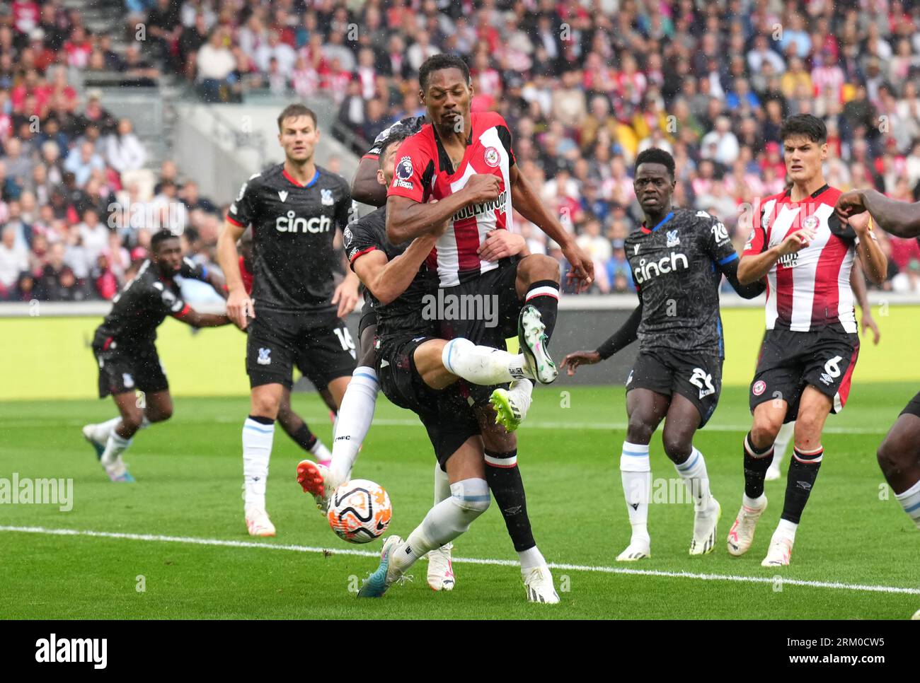Myles Peart-Harris de Brentford est retenu par James Tomkins et Joel Ward de Crystal Palace lors du match de Premier League au Gtech Community Stadium de Londres. Date de la photo : Samedi 26 août 2023. Banque D'Images