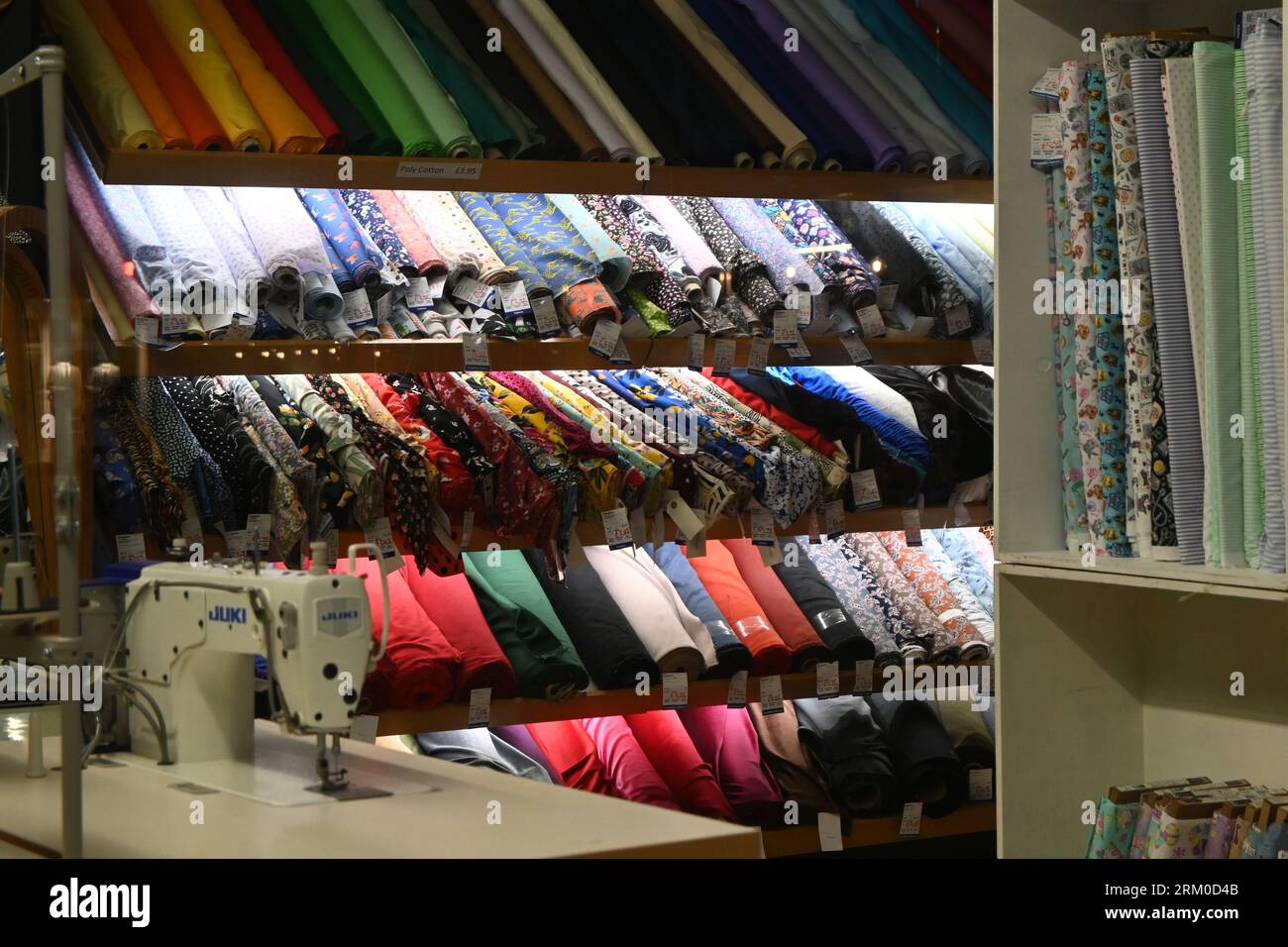 rouleaux de tissu à vendre dans la boutique de mercerie Banque D'Images