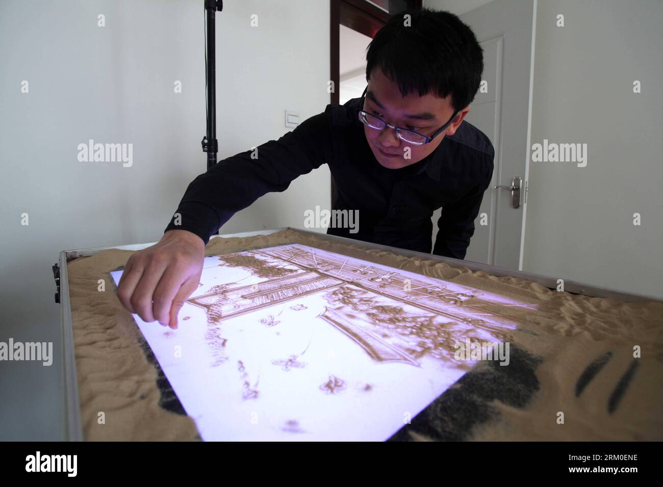 Bildnummer : 59400657 Datum : 21.03.2013 Copyright : imago/Xinhua (130321) -- WEIFANG, 21 mars 2013 (Xinhua) -- Liang Zhen crée une peinture sur sable à Weifang, dans la province du Shandong de l'est de la Chine, le 21 mars 2013. Liang Zhen a créé une série de peintures sur sable, retraçant la vie des citoyens de cerfs-volants au printemps. (Xinhua/Zhang Chi) (zc) CHINA-SHANDONG-WEIFANG-SAND PAINTING (CN) PUBLICATIONxNOTxINxCHN Gesellschaft Kunst Malerei Kultur Sand Sandmalerei people x0x xdd premiumd 2013 quer 59400657 Date 21 03 2013 Copyright Imago XINHUA Weifang Mars 21 2013 XINHUA Liang Zhen une peinture de sable à Weifan Banque D'Images