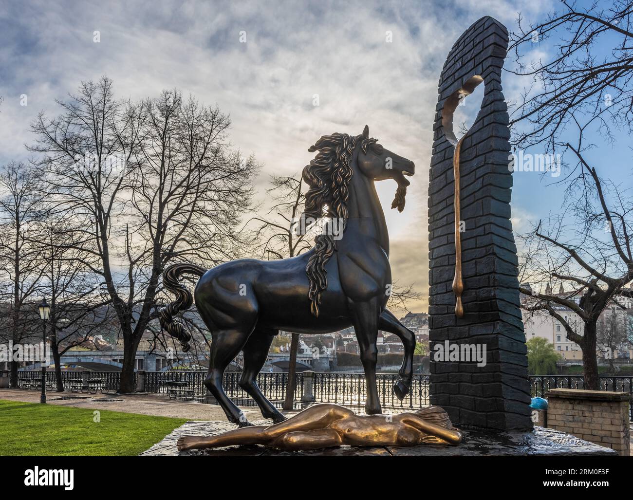 Statue monumentale de Salvador Dali de la licorne à Prague, Tchéquie. Banque D'Images