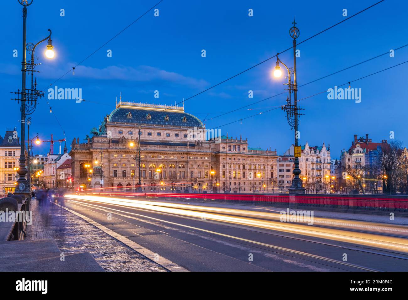 Vue du Théâtre National de Prague la nuit. Banque D'Images