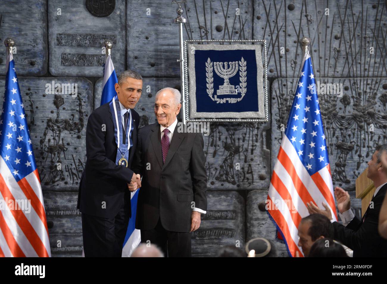 Bildnummer : 59406549 Datum : 21.03.2013 Copyright : imago/Xinhua le président israélien Shimon Peres (à droite) serre la main du président américain Barack Obama après lui avoir remis la Médaille présidentielle de distinction, la plus haute distinction civile d'Israël, lors du dîner officiel d'État à Jérusalem, le 21 mars 2013. (Xinhua/Yin Dongxun) (dtf) MIDEAST-JERUSALEM-U.S. PRESIDENT-MEDAL PUBLICATIONxNOTxINxCHN People xns x0x 2013 quer Aufmacher premiumd 59406549 Date 21 03 2013 Copyright Imago XINHUA Israël S Président Shimon Peres r serre la main avec le Président américain Barack Obama après lui avoir présenté le Presidenti Banque D'Images