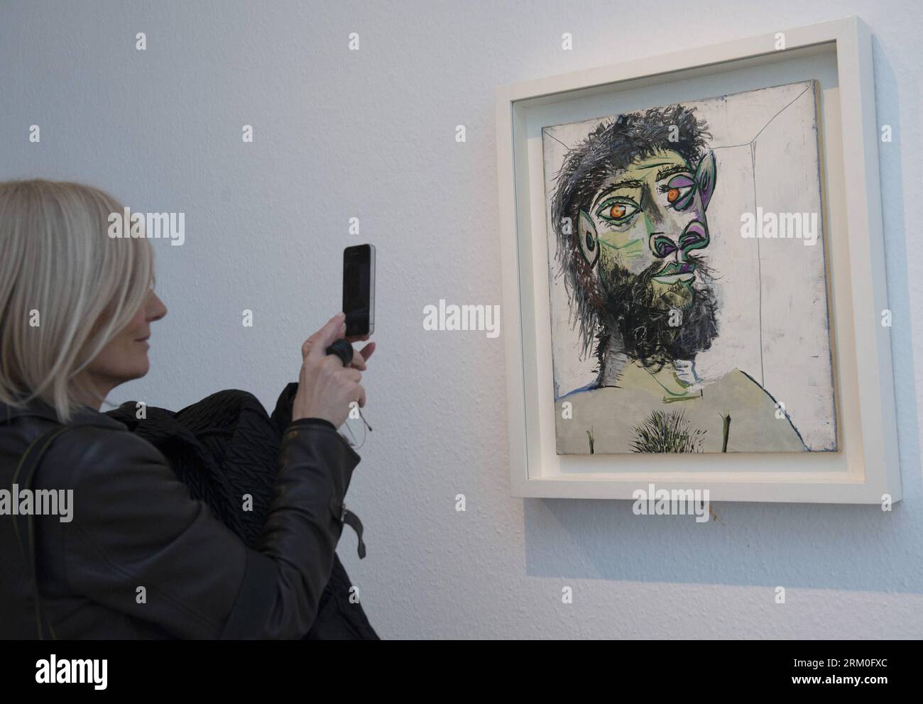 Bildnummer : 59411288 Datum : 22.03.2013 Copyright : imago/Xinhua (130322) -- ZAGREB, 22 mars 2013 (Xinhua) -- Un visiteur prend une photo de la tête d'un Bearded Man de Pablo Picasso exposée à Zagreb, capitale de la Croatie, le 22 mars 2013. Une exposition des œuvres de Picasso sera inaugurée à Zagreb du samedi au 7 juillet 2013. (Xinhua/Miso Lisanin) CROATIE-ZAGREB-PICASSO EXPOSITION PUBLICATIONxNOTxINxCHN xcb x0x 2013 quer 59411288 Date 22 03 2013 Copyright Imago XINHUA Zagreb Mars 22 2013 XINHUA un visiteur prend une photo de la tête d'un homme barbu de Pablo Picasso exposée à Zagreb Capi Banque D'Images