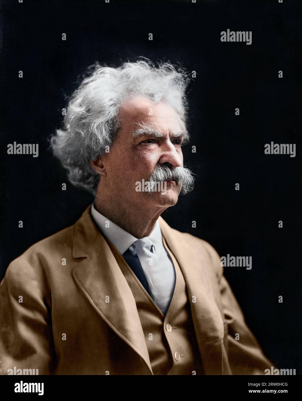 La photographie montre Samuel Langhorne Clemens (Mark Twain), portrait de la tête et des épaules, face à droite. env. 20th mai 1907 Banque D'Images