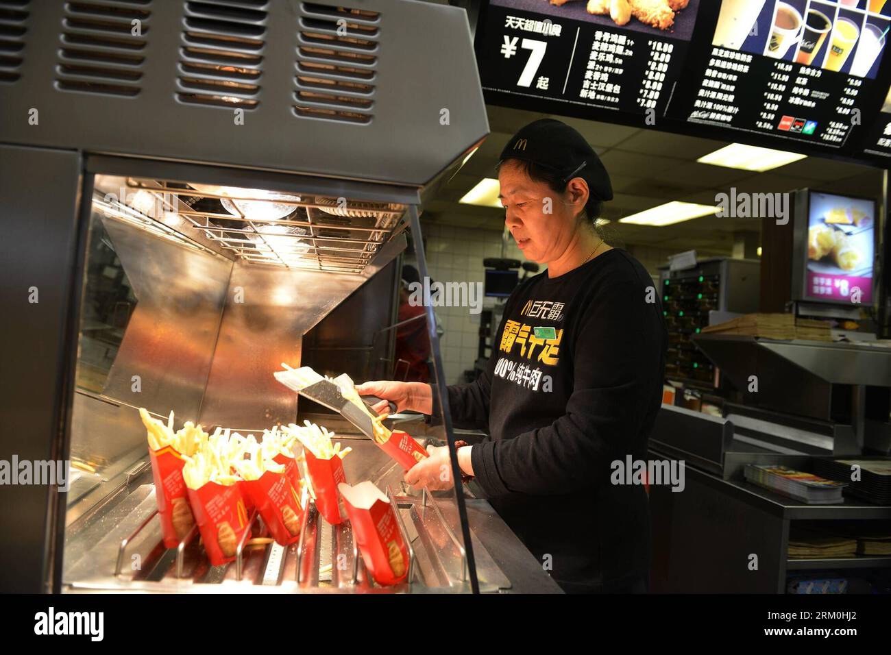 Bildnummer : 59426028 Datum : 24.03.2013 Copyright : imago/Xinhua (130324) -- PÉKIN, 24 mars 2013 (Xinhua) -- Kang Jiangfeng, 53 ans, prépare des chips au restaurant McDonald's au marché de Chang an, où elle travaille depuis 19 ans depuis 1994, à Pékin, capitale de la Chine, le 24 mars 2013. Ouvert en 1993 en tant que deuxième point de vente du géant américain de la restauration rapide à Pékin, le Chang an Market McDonald' s a fait des impressions indélébiles sur les habitants. En raison de la reconstruction et de l'ajustement du marché, le point de vente cessera ses activités dimanche. (Xinhua/Li Xin) (wqq) CHINE-PÉKIN-MCDONALD S-OUTLET- Banque D'Images