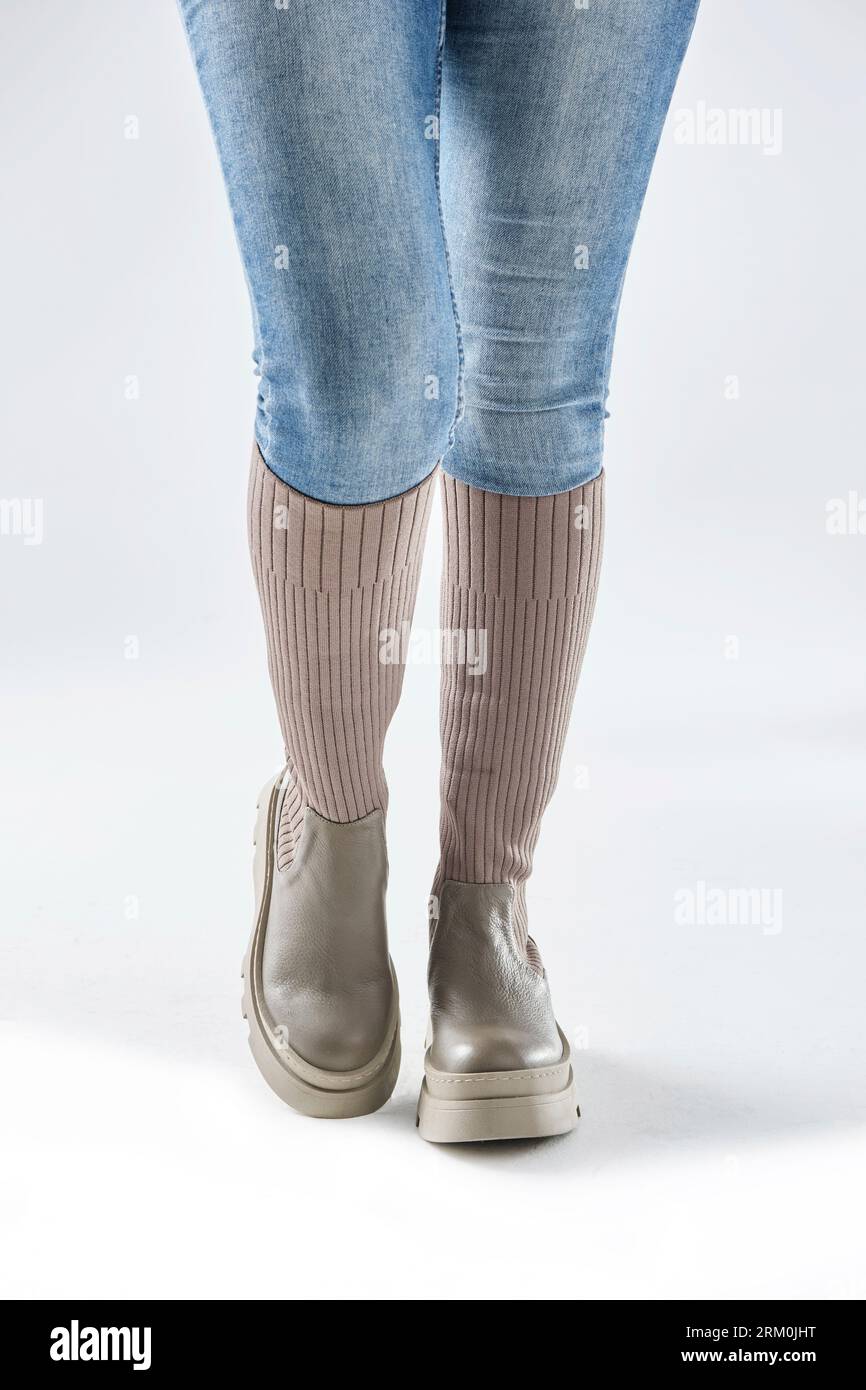 bottes femme isolées dans un fond blanc. chaussure de mode. style féminin pour la saison d'automne Banque D'Images