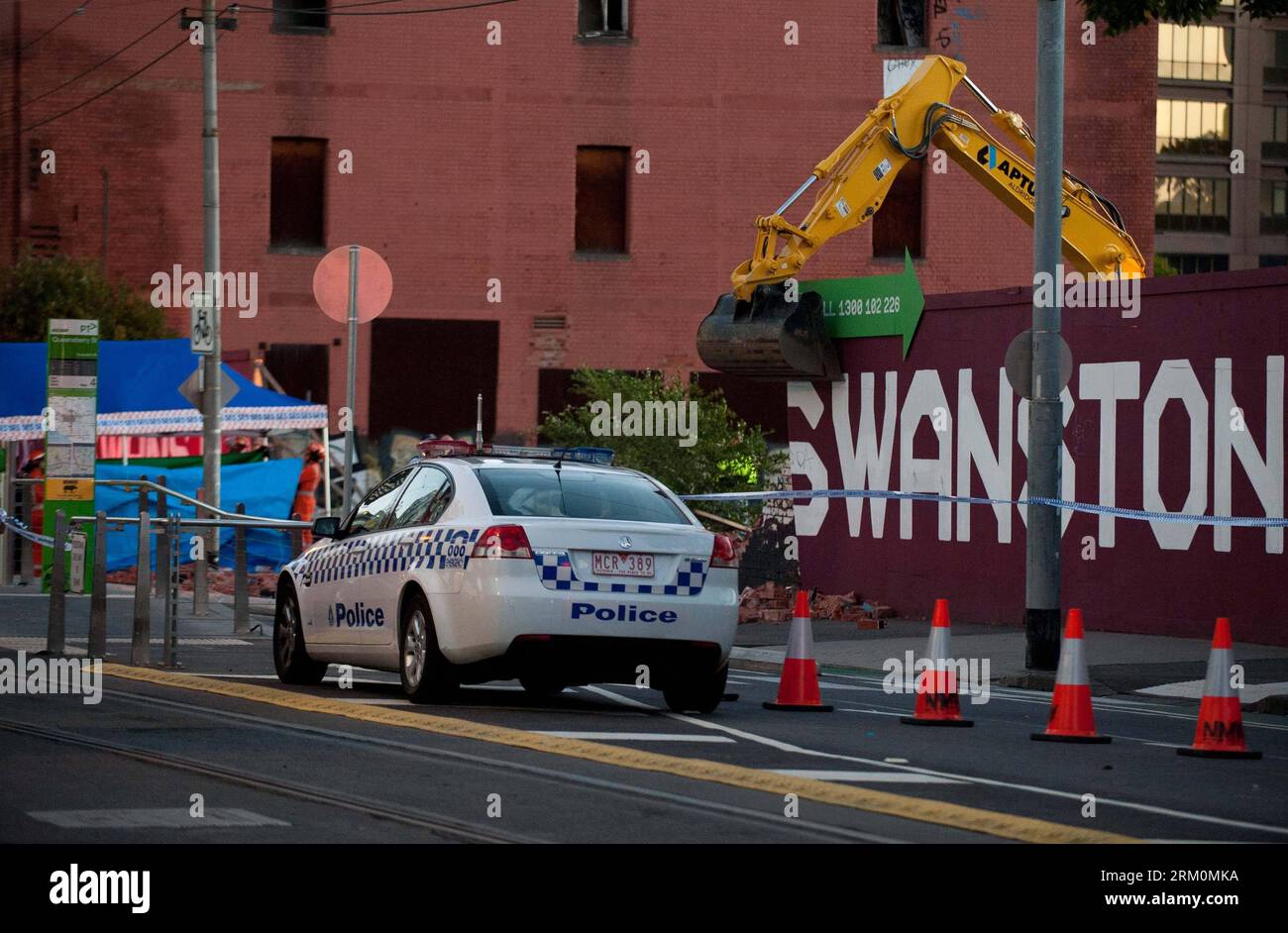 Bildnummer : 59453647 Datum : 28.03.2013 Copyright : imago/Xinhua (130328) -- MELBOURNE, 28 mars 2013 (Xinhua) -- parking de la police près du mur effondré à Melbourne, Australie, 28 mars 2013. Un mur de la rue Swanston s'est effondré, faisant 2 morts et une autre personne blessée.(Xinhua/Bai Xue) (zhf) AUSTRALIA-MELBOURNE-WALL-COLLAPSE PUBLICATIONxNOTxINxCHN Gesellschaft Mauer Einsturz Mauereinsturz x0x xsk 2013 quer 59453647 Date 28 03 2013 Copyright Imago XINHUA Melbourne Mars 28 2013 XINHUA un parking de police près du mur effondré à Melbourne Australie Mars 28 2013 un mur À LA rue Banque D'Images